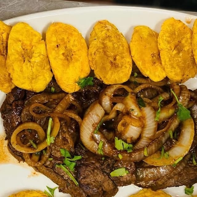 Combo 15 - Bistec Encebollado.